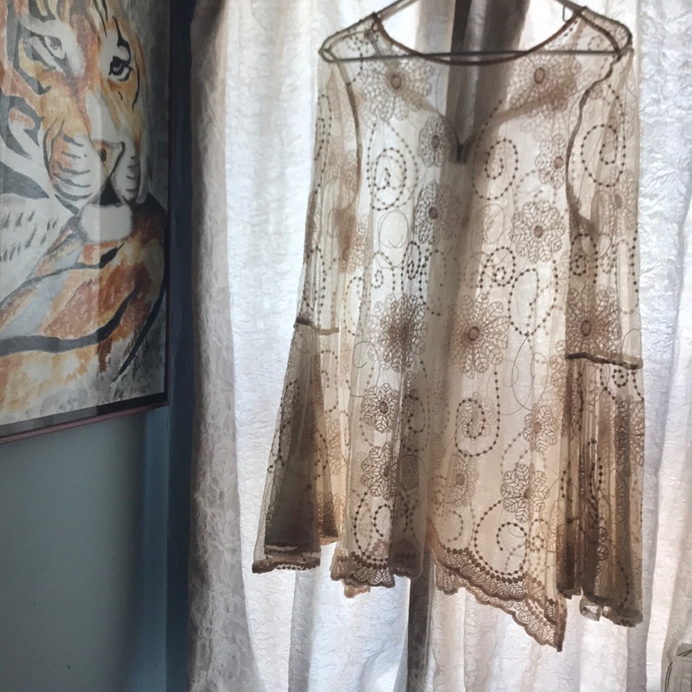 Ivory lace embroidered daisy top bell sleeves